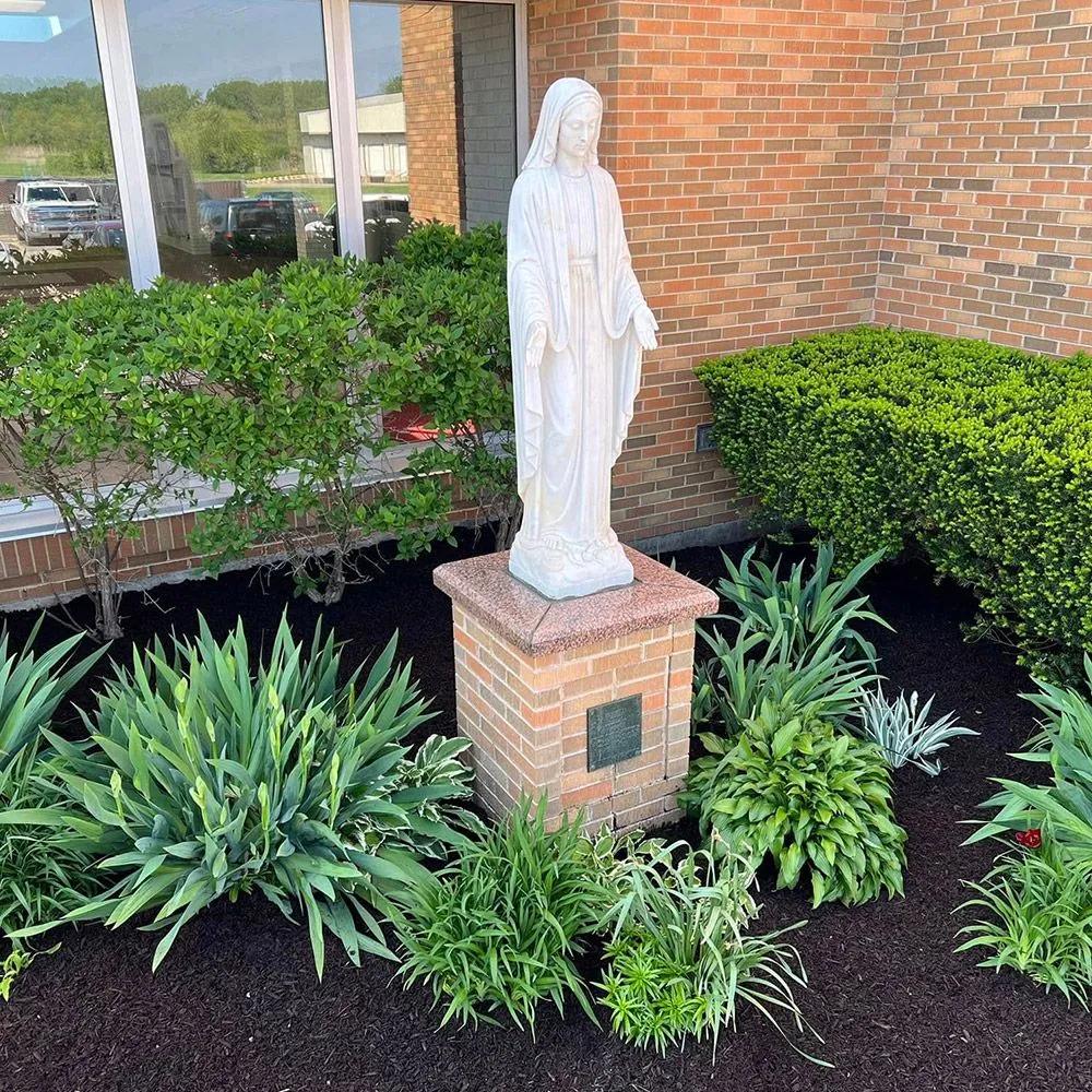 Flowerbed Cleaning & Maintenance – Woodstock, IL – Leo's Landscaping & Tree Service
